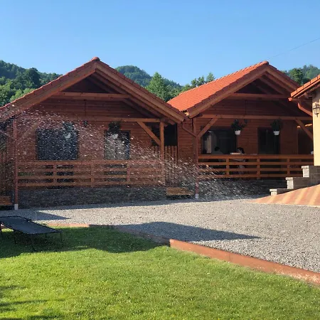 Riverside Woodhouses * Parajd